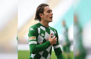 Bursasporlu futbolcu Ali Akman, girdiği 3 pozisyondan...