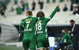 Bursaspor’un genç futbolcuları Ali Akman ve Burak...