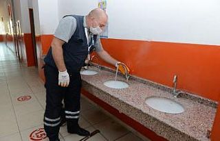 Büyükşehir bozuk okul ve cami musluklarını yeniliyor