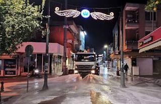 Büyükşehir Nazilli’yi köpüklü suyla yıkadı