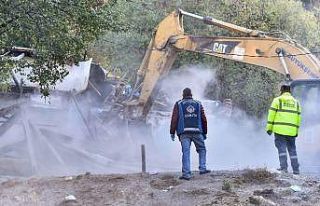 Büyükşehir Şirindere’de metruk yapıları temizliyor