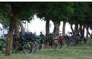 Caddenin refüjü bisiklet otoparkına döndü