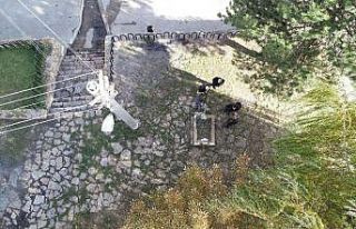 Caddeye ismini veren tek mezar esrarını koruyor