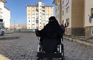 Cam kemik hastası kadın, akülü sandalyesine kavuştu