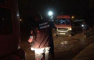Çamura saplanan araçları itfaiye kurtardı
