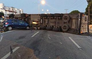 Çanakkale’de tır devrildi: 2 yaralı