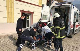 Çatıdan düşen işçiyi itfaiye kurtardı