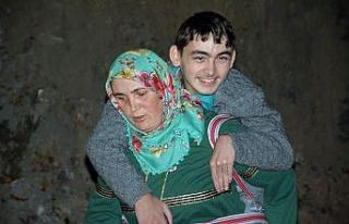 Cefakar annenin engelli oğlu için yol çilesi