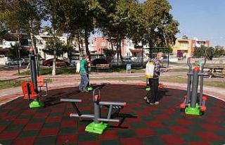 Ceyhan’da çocuk oyun parkları dezenfekte ediliyor