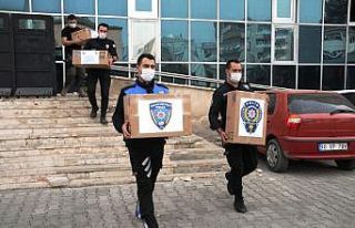 Cizre polisi İzmirli depremzedelere yardım kolisi...