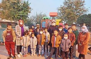 Çocuklar üşümesin diye mont ve bot yardımı yapıldı