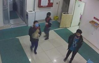 Çocuklar, yaralı halde buldukları köpeği kucaklayıp...