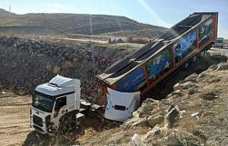 Çöp kamyonlarından dökülen atıklar yine kazaya...