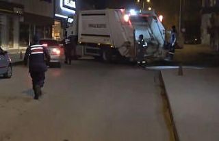 Çöp kamyonu, ekiplerden kaçan otomobili durdurmak...