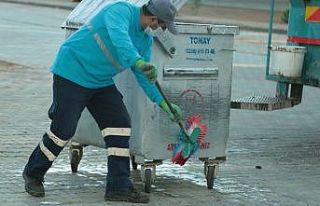 Çöp konteynerleri köpüklü suyla yıkanıyor