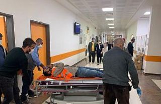 Çöp toplama kamyonu balkona çarptı: 3 yaralı