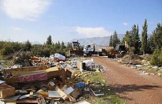 Çöplüğe dönen ormanlık alandan 28 kamyon çöp...