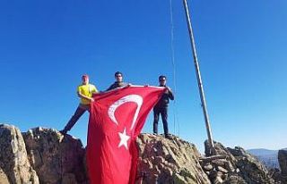 Dağ yöresinin zirvesindeki bayrak yenilendi