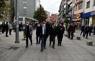 Denetime çıkan vali caddede sigara içilmesini yasakladı