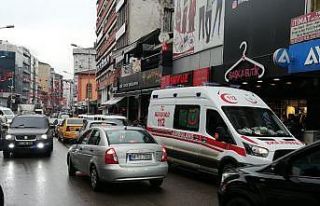 Dengesini kaybeden görevli merdivenlere düştü;1...