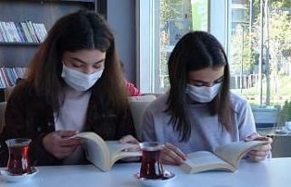 Deniz manzaralı Millet Bahçesi’nin kütüphanesi...