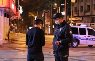 Denizli’de kısıtlamalarda sokağa çıkan gence...