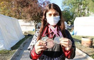 Deprem evini yıktı, azmini yıkamadı