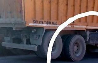 Deprem konutlarının yapımında kullanılan kamyondan...