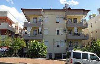 Deprem korkusuyla geceyi dışarda geçiren apartman...