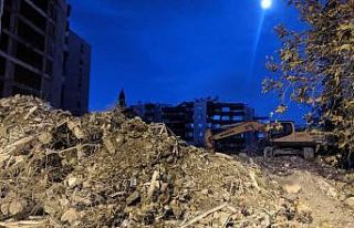 Depremde çöken Yılmaz Erbek apartmanından 3 kişinin...