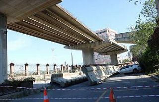 Depremde dev beton blokların araçların üzerine...