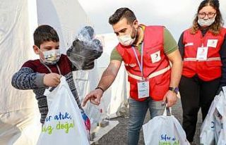 Depremzede çocuklara giyecek ve uyku tulumu dağıtıldı