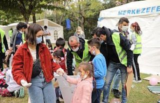 Depremzedelere gelen yardımlar dağıtılıyor
