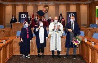 Dereceyle mezun olan öğrenciler başarı belgelerini...
