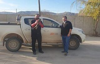 Dikkatli sürücü yaralı şahinin hayatını kurtardı