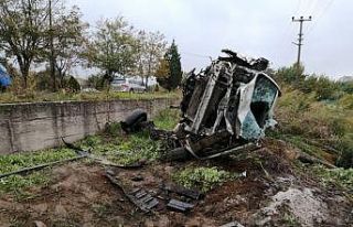 Direksiyon hakimiyetini kaybeden araç bahçeye uçtu