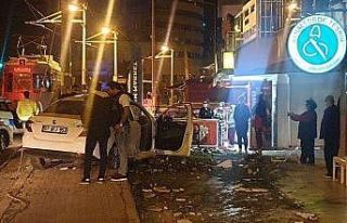 Direksiyon hakimiyetini kaybeden sürücü tramvay...