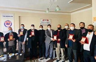 Diva-Sen’den emekli imamlara vefa plaketi