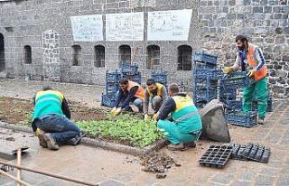 Diyarbakır Büyükşehir Belediyesi, kavşak ve refüjlere...