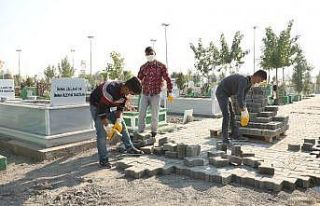 Diyarbakır’da mezarlıklar çamurdan kurtuluyor