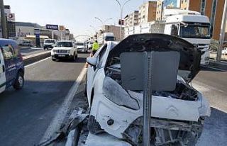 Diyarbakır’da refüje çıkıp trafik levhasına...