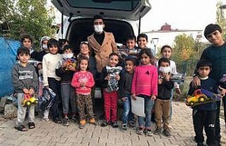 Diyarbakırlı genç topladığı yardımlarla çocukları...