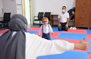 Down sendromlu çocuk, 10 aylık eğitimin ardından...