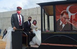 Düğünlerine kara tren görünümlü traktörle...