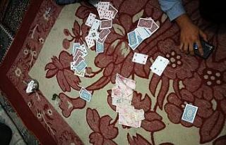 Düzce’de kumarhaneye çevrilen evde 16 kişi suçüstü...