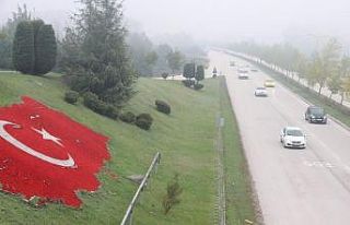 Düzce’de sabahları etkili olan sis ulaşımı...