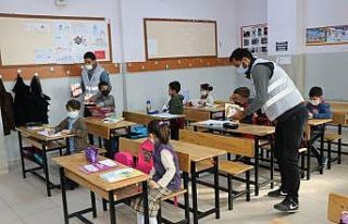 Edremit Belediyesinden öğrencilere maske