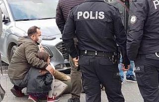 Edremit’te yaya geçidinde anne kıza araç çarptı