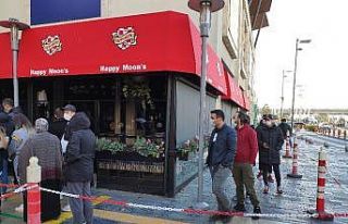 ‘Efsane Cuma’ indirimleri sosyal mesafeyi unutturdu