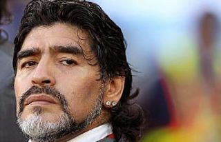 Efsane futbolu Maradona hayatını kaybetti